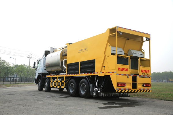 Synchronous chip sealing truck_1